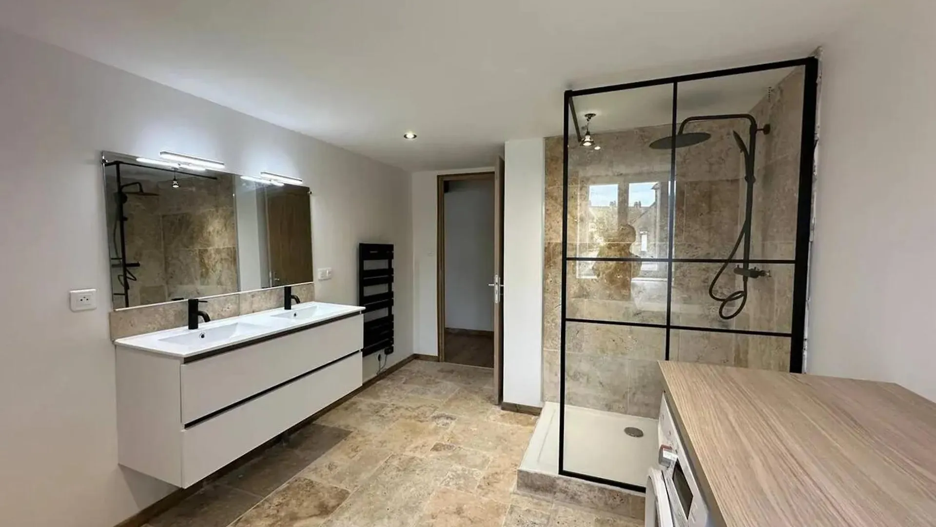 Appartement Spacieux A Souvigny Avec Parking Inclus.
