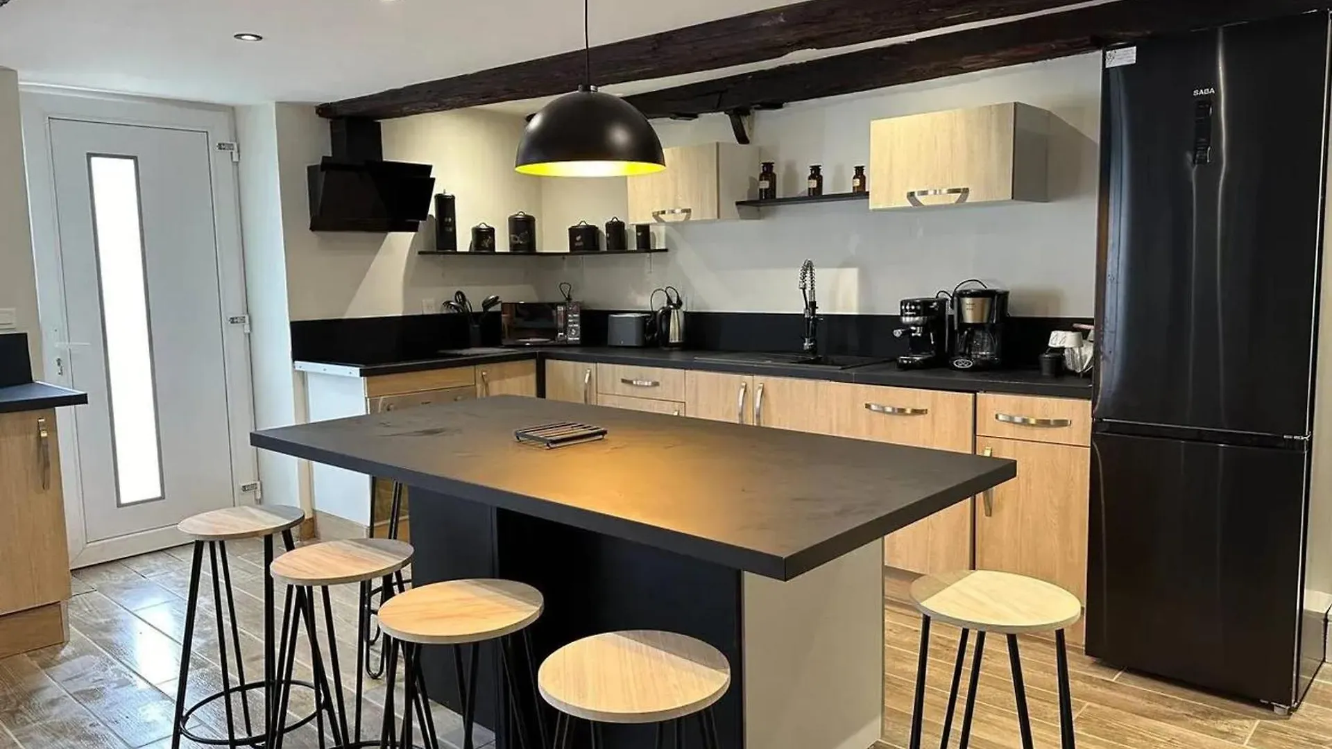 Appartement Spacieux A Souvigny Avec Parking Inclus. Apartment