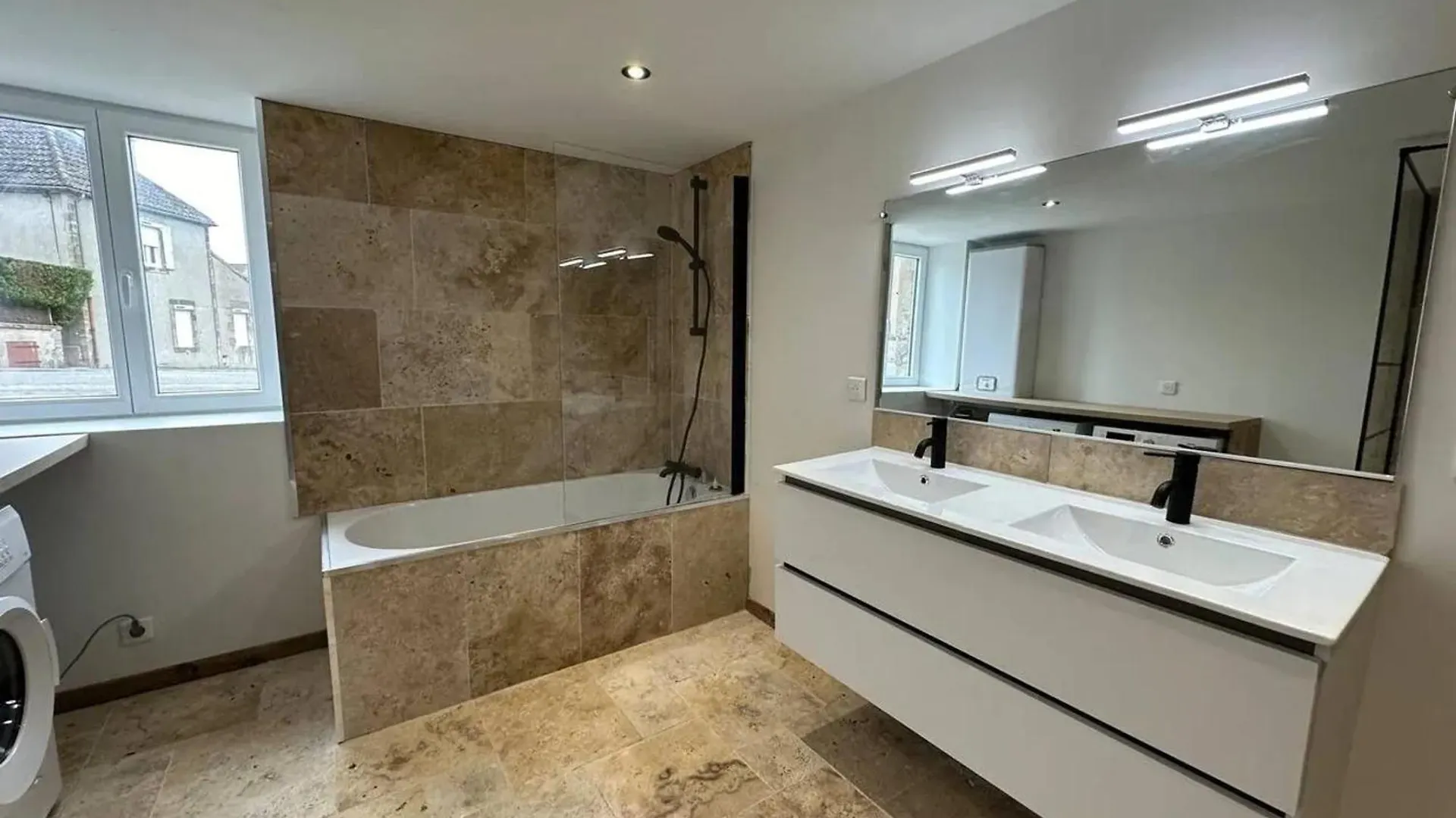 Appartement Spacieux A Souvigny Avec Parking Inclus. 0*,